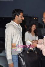 Abhishek Bachchan, Aishwarya Rai Bachchan snapped at Airport on 10th June 2011 (2).JPG
